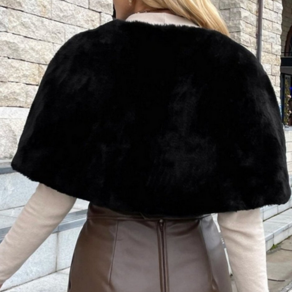 Chic elegant black faux fur buttoned shoulder cape - Picture 5 of 6